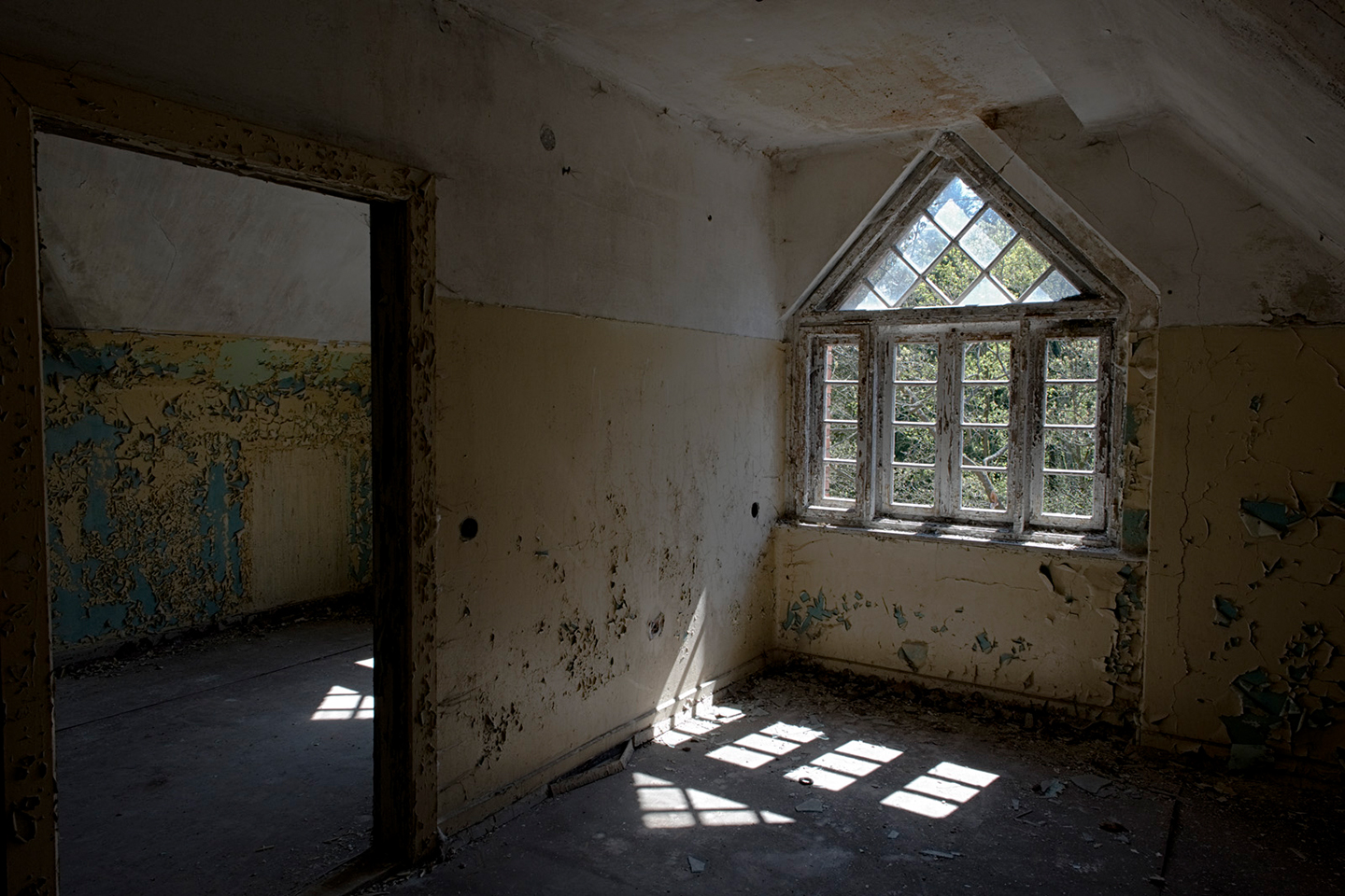 In einem verlassenen Gebäude fällt Licht durch ein Fenster in den Raum ein