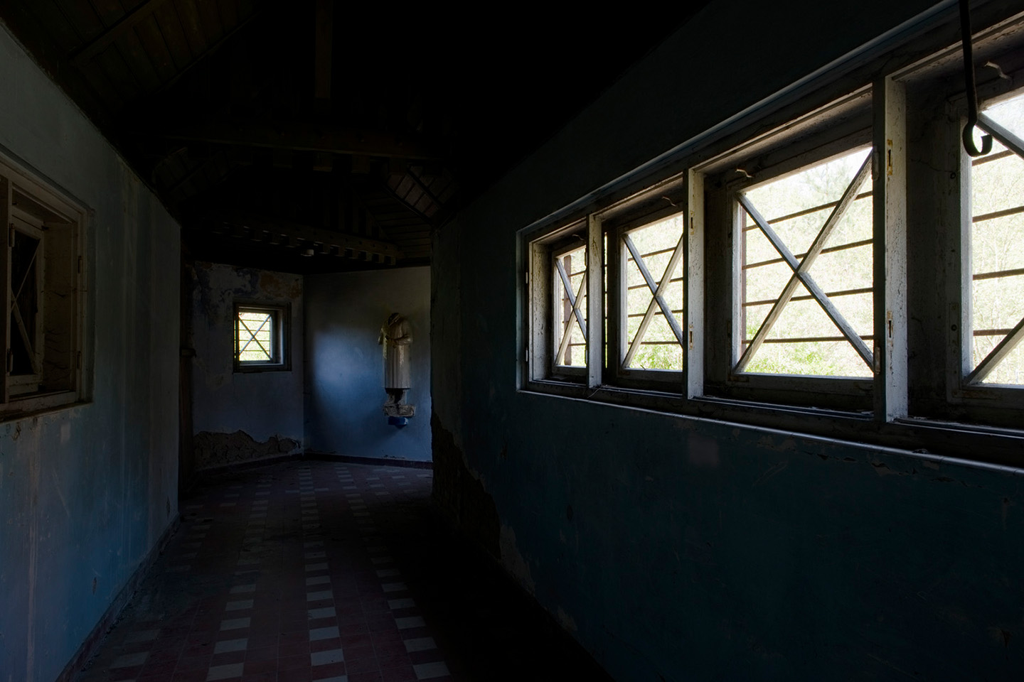 Flur in einem verlassenen Gebäude mit Fenstern am rechten Bildrand