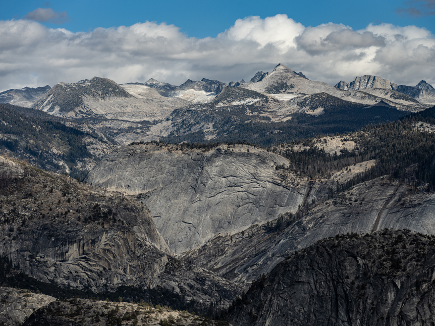 A vast landscape shot of mountaintops in Yosemite national park
