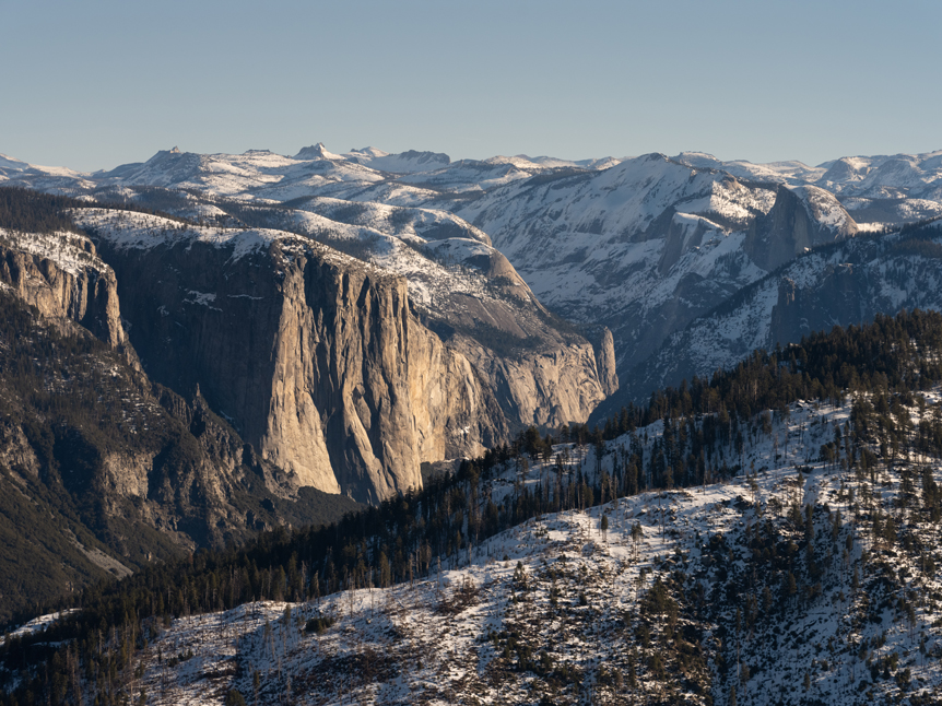 A wide lanscape view of Yosemite's snowy peaks
