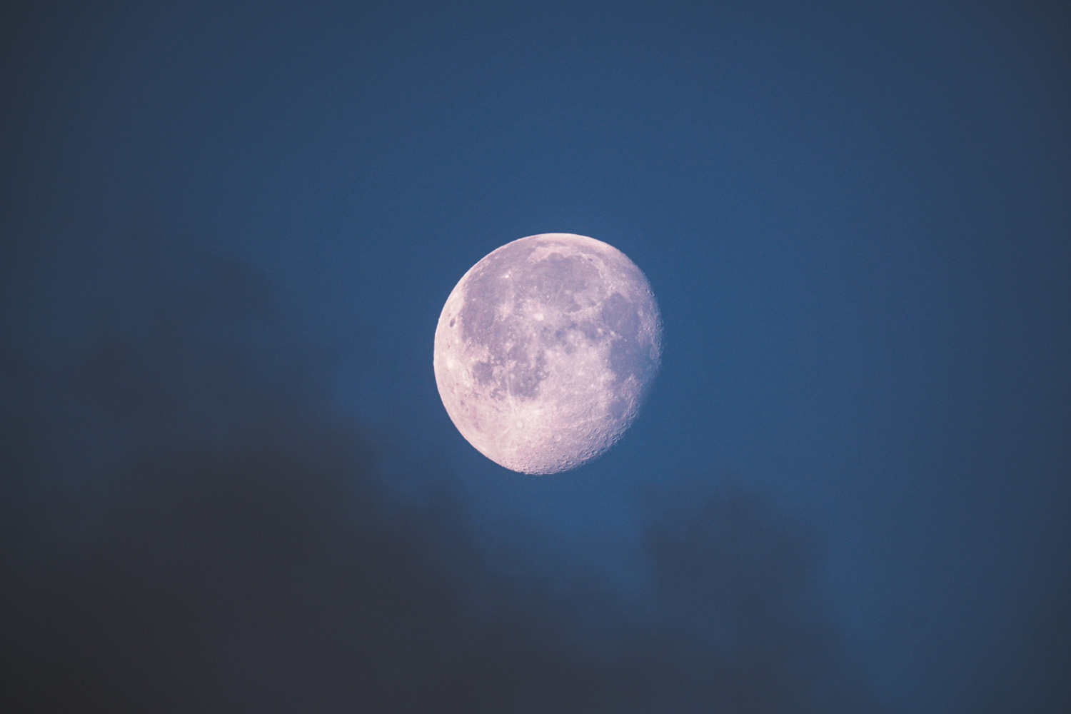 super telephoto mage of moon