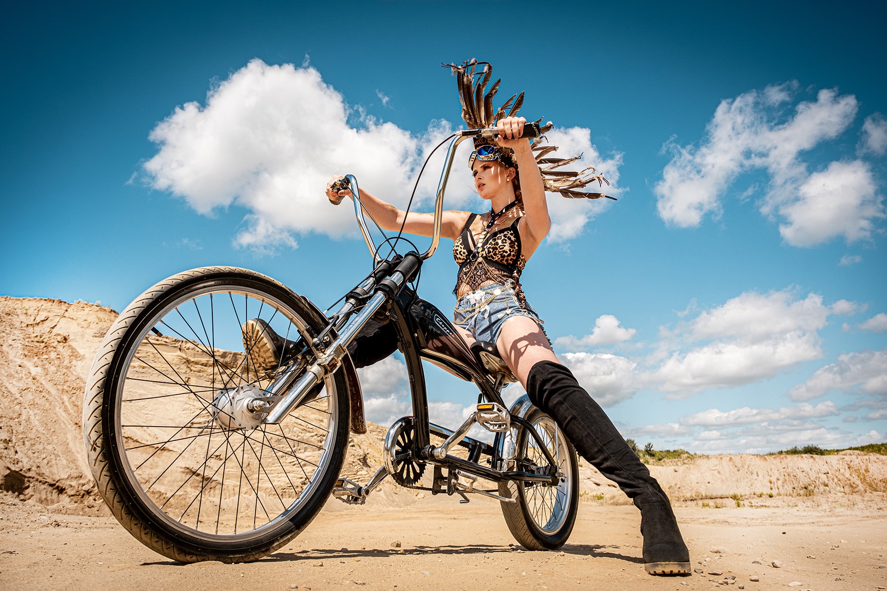 Frau auf Bike mit Indianerkopfbedeckung