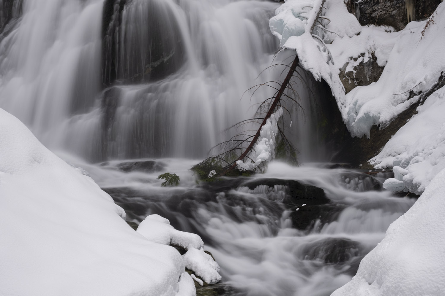 Fotografieren im Winter: Langzeitlichtung vom Fluss mit Schnee